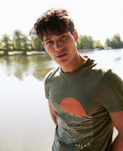 Load image into Gallery viewer, SELKIE MEN'S WAVE GRAPHIC TEE - KHAKI