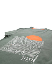 Load image into Gallery viewer, SELKIE MEN'S WAVE GRAPHIC TEE - KHAKI