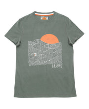 Load image into Gallery viewer, SELKIE MEN'S WAVE GRAPHIC TEE - KHAKI