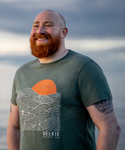 Load image into Gallery viewer, SELKIE MEN'S WAVE GRAPHIC TEE - KHAKI